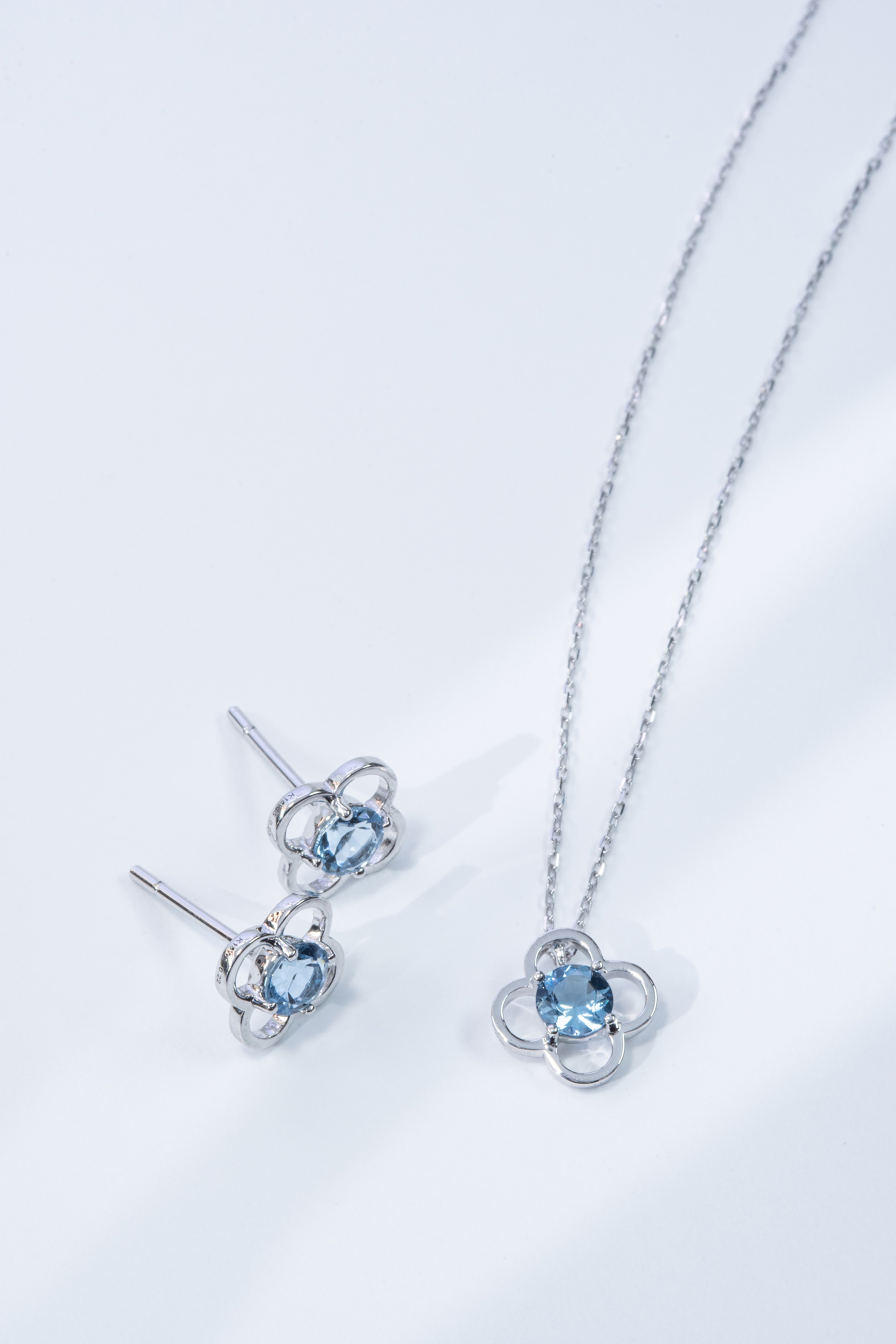 K18WGアクアマリンピアス 5084B-AQW – iwaiwa jewellery