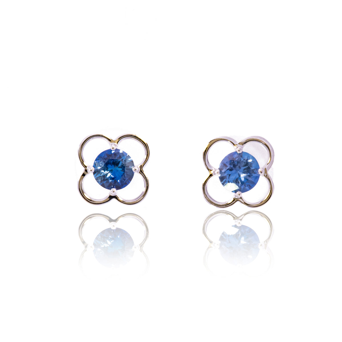 K18WGサファイアピアス 5084B-SAW – iwaiwa jewellery